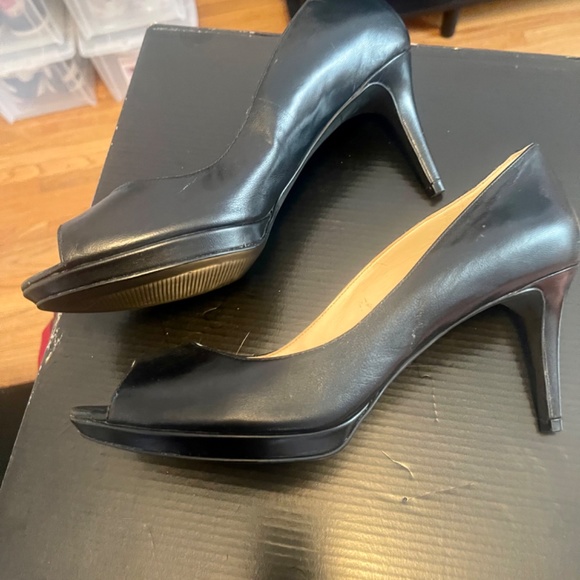 Nine west peep toe black leather heels size 9 1/2 - Picture 2 of 5